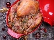 Рецепта Пълнена печена домашна коледна пуйка с ориз, горски гъби, шам фъстък и сушени червени боровинки на фурна